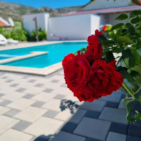 With Private Pool Hébergement de vacances